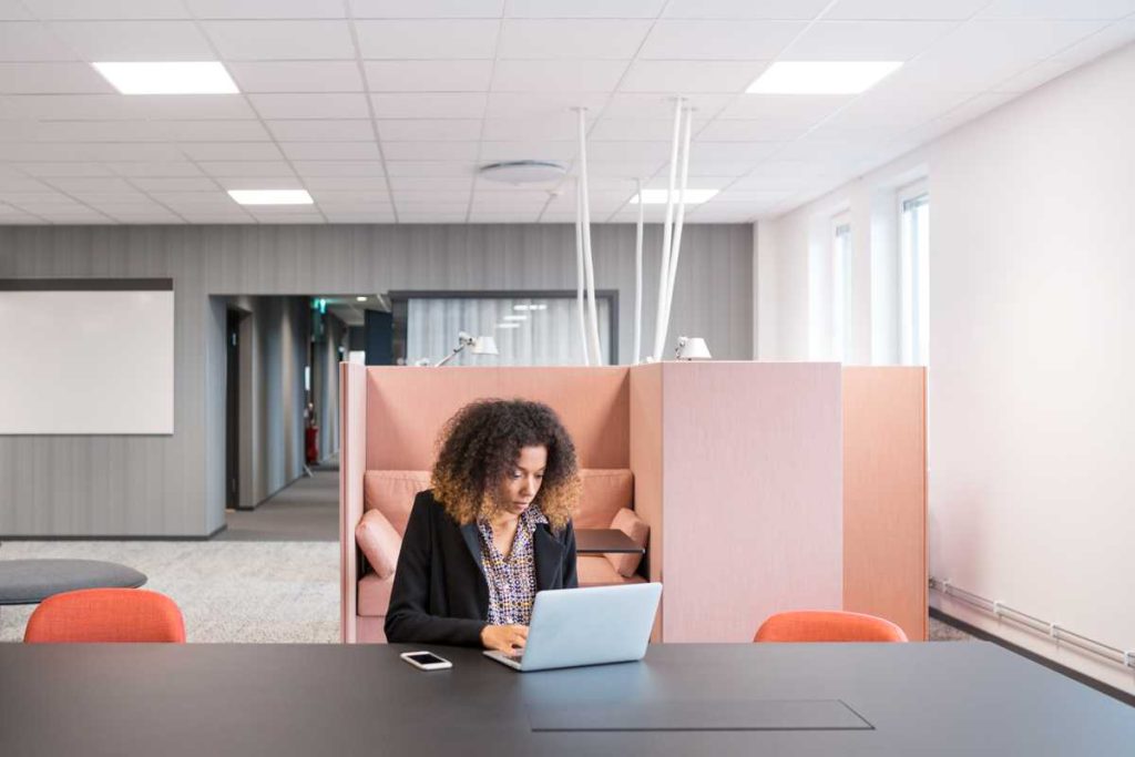 Oficinas abiertas y concentración: por qué la acústica se volvió clave en los espacios de trabajo modernos