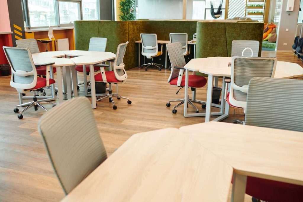 Mobiliario flexible: la tendencia que está redefiniendo los espacios de trabajo y aprendizaje